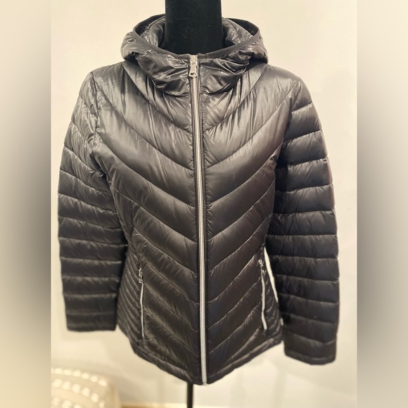 - Calvin Klein
lightweight hooded puffer jacket - Picture 2 of 4